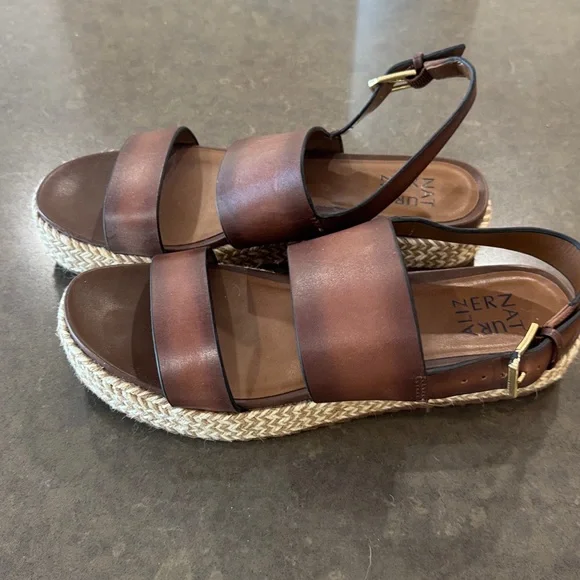 Naturalizer brown leather wedge sandal. Size 8.5. Excellent condition! - Picture 2 of 7